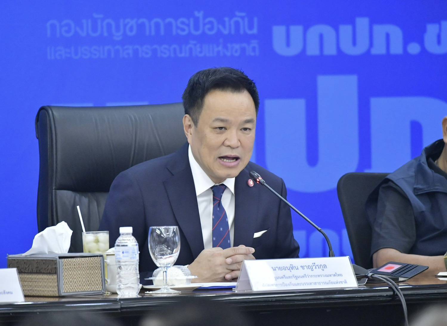 นายกฯ อนุทิน สั่งวางแผนระบายมวลน้ำข้ามจังหวัดแบบไร้รอยต่อ เตือนภาคใต้เร่งเตรียมการรับมือ พร้อมให้ ปภ. เร่งทำระบบเยียวยาประชาชน เผยอนุมัติจ่ายแล้ว 10,400 ครัวเรือนเป็นเงินกว่า 94 ล้านบาท